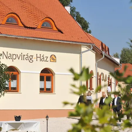 Napvirag-haz Zsira