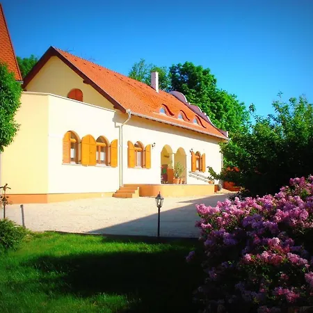 Guest house Napvirag-haz 4*