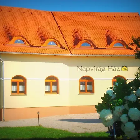 Napvirag-haz Guest house 4*